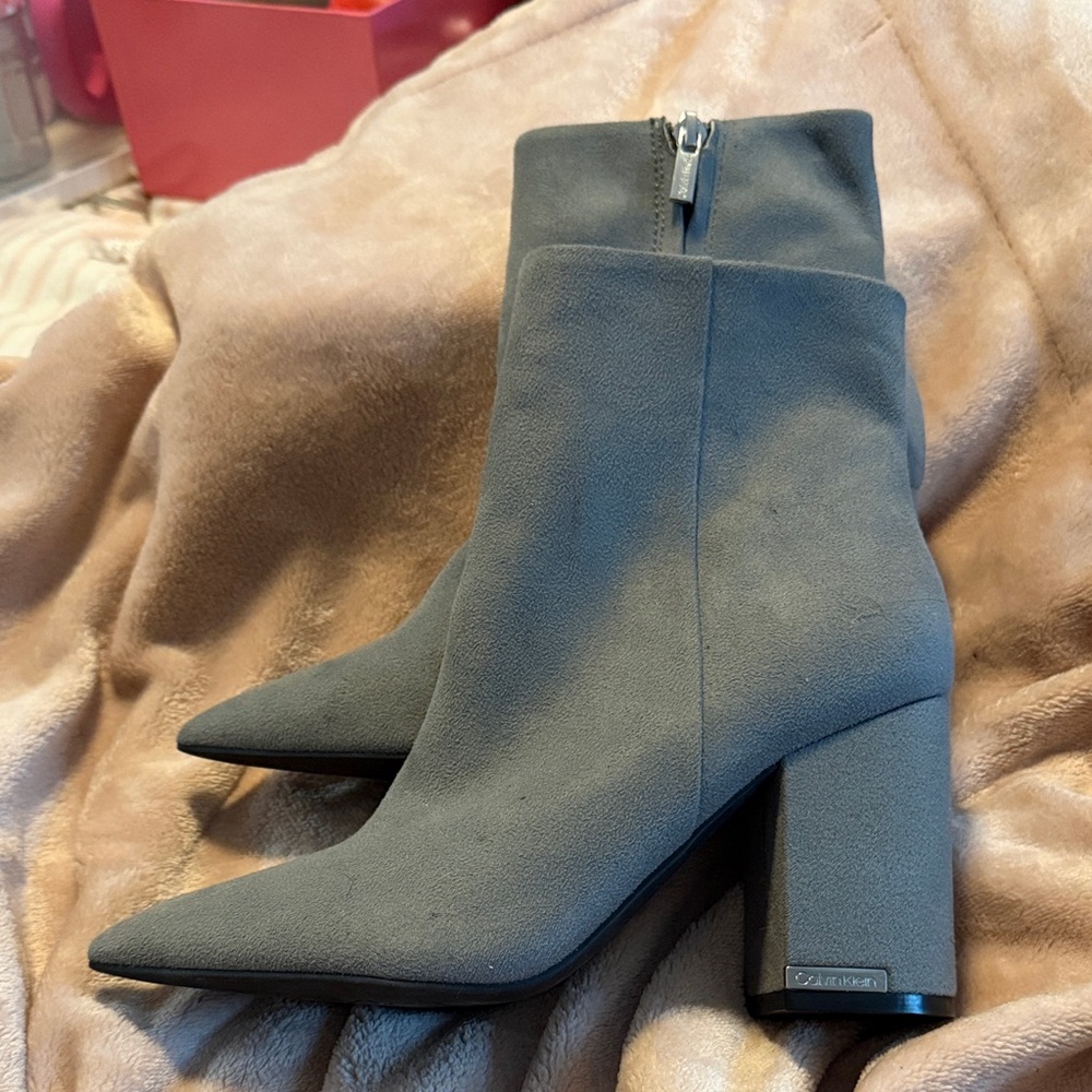 Calvin Klein Dusty Gray Pointed Toe Block Heel Ankle Boots, NEW, size 7.5